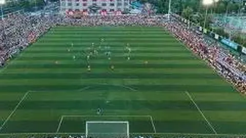 于谦夫妻马场畅游 意外驶入应急道违规行驶